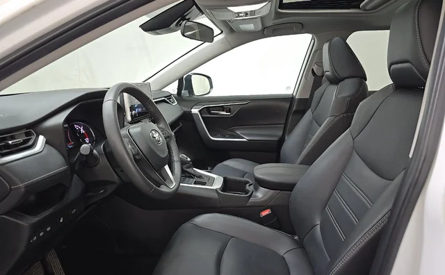 Used 2024 Beige Toyota XLE Premium image 2