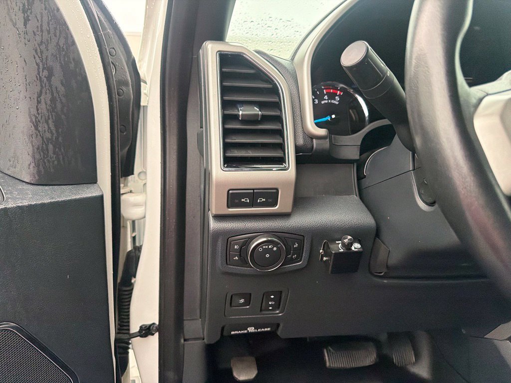 Used 2022 White Ford Lariat image 26