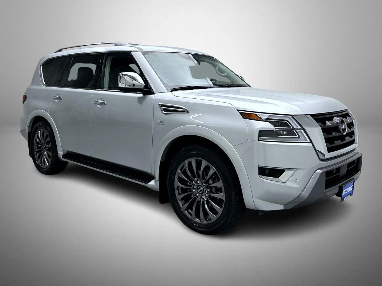 Used 2021 Silver Nissan Platinum image 3