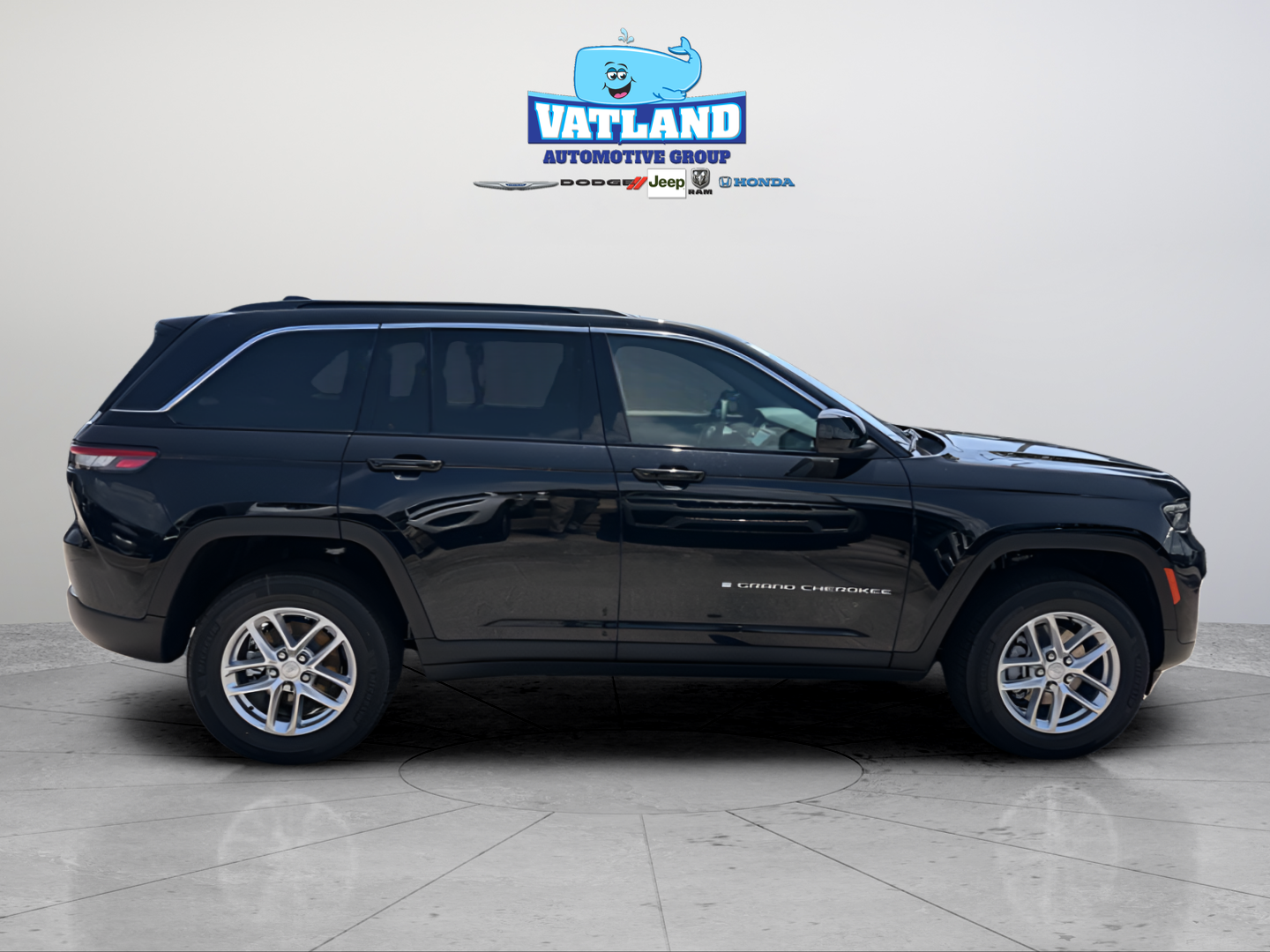 New 2026 Diamond Black Crystal Pearl-Coat Exterior Paint Jeep Laredo X image 6