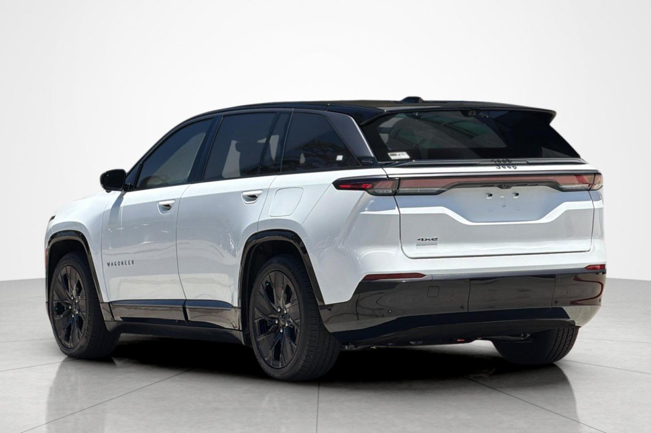 Used 2025 BRIGHT CLEAR COAT Jeep Launch Edition image 3