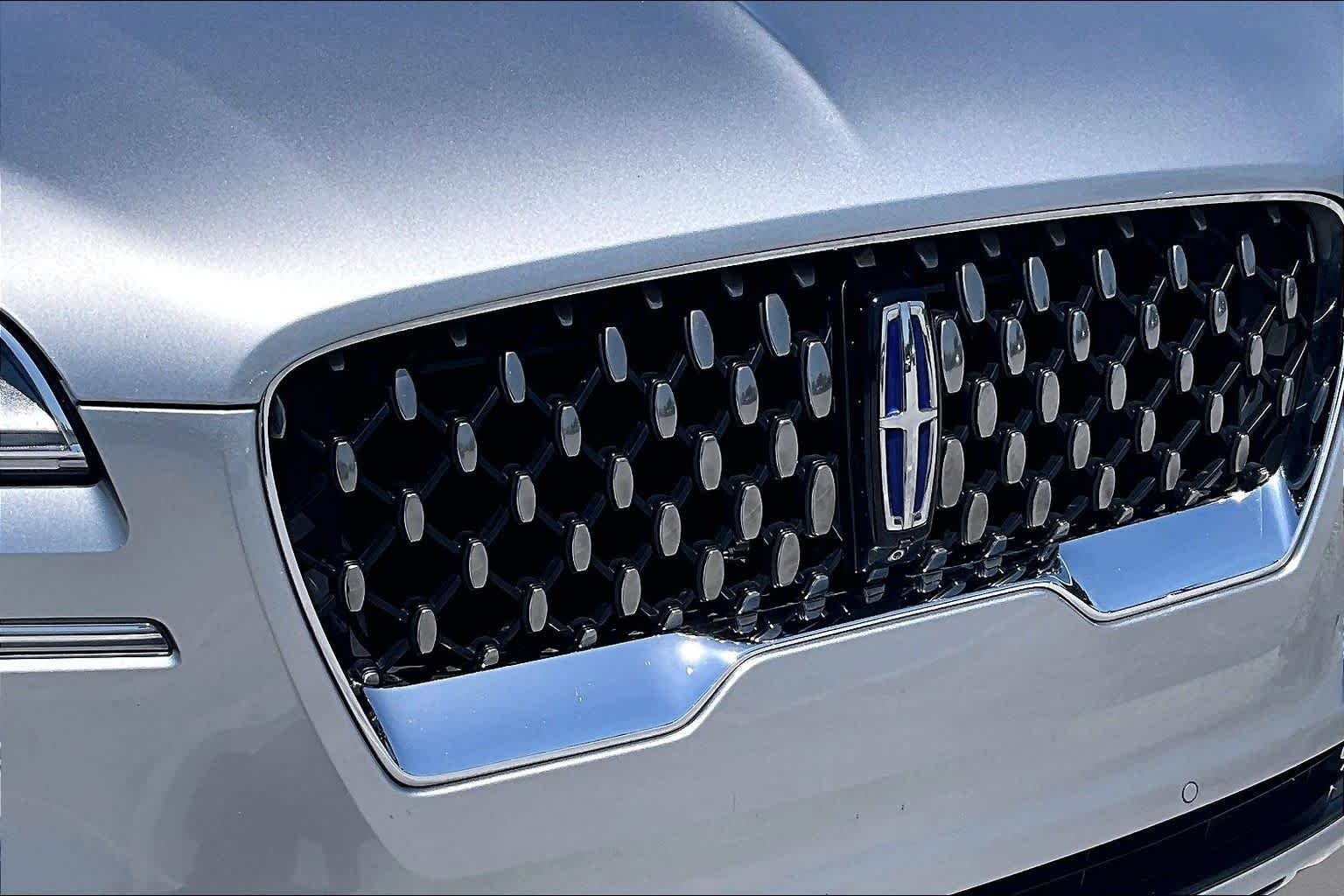 Used 2021 Silver Radiance Lincoln Grand Touring image 29