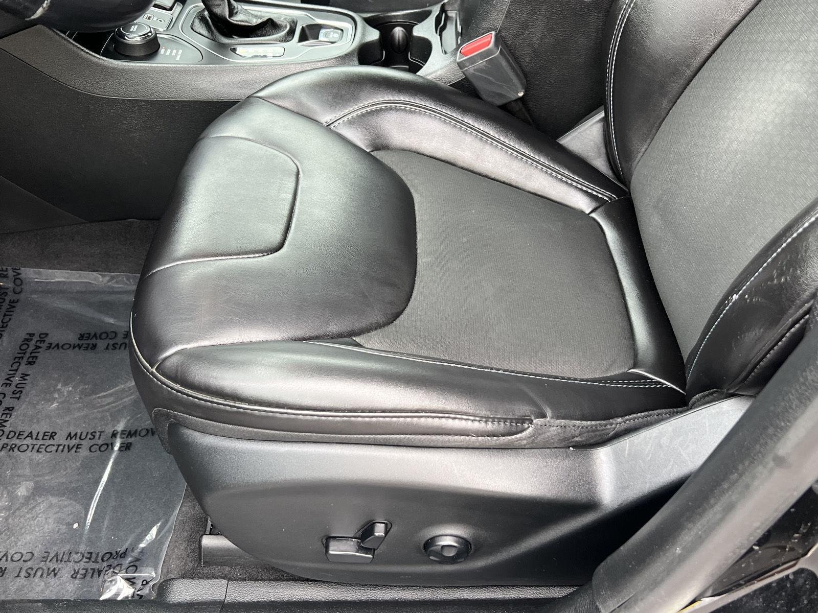 Used 2019 Diamond Black Crystal Pearlcoat Jeep Latitude Plus image 29