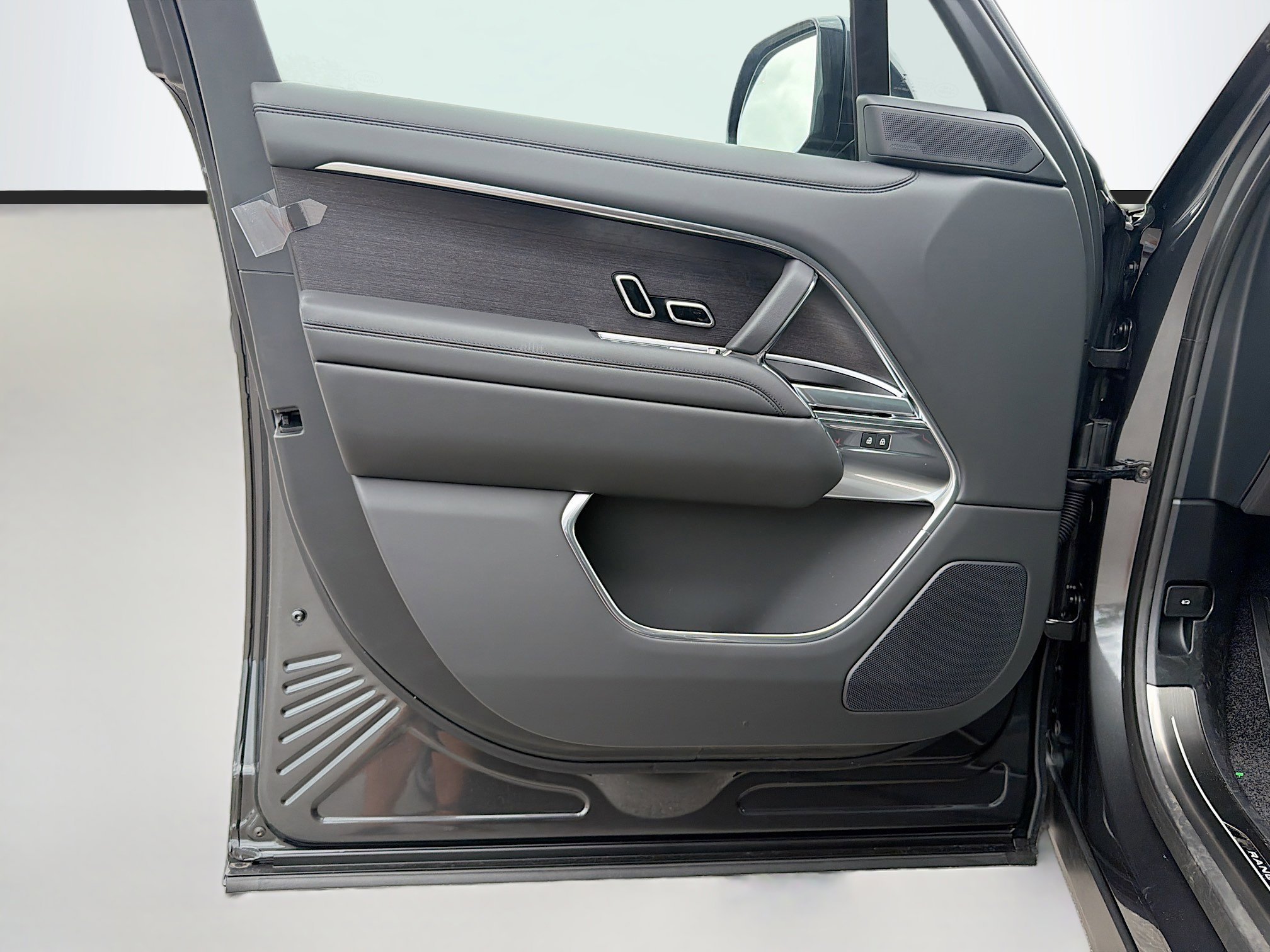 New 2026 Carpathian Grey Land Rover SE image 23