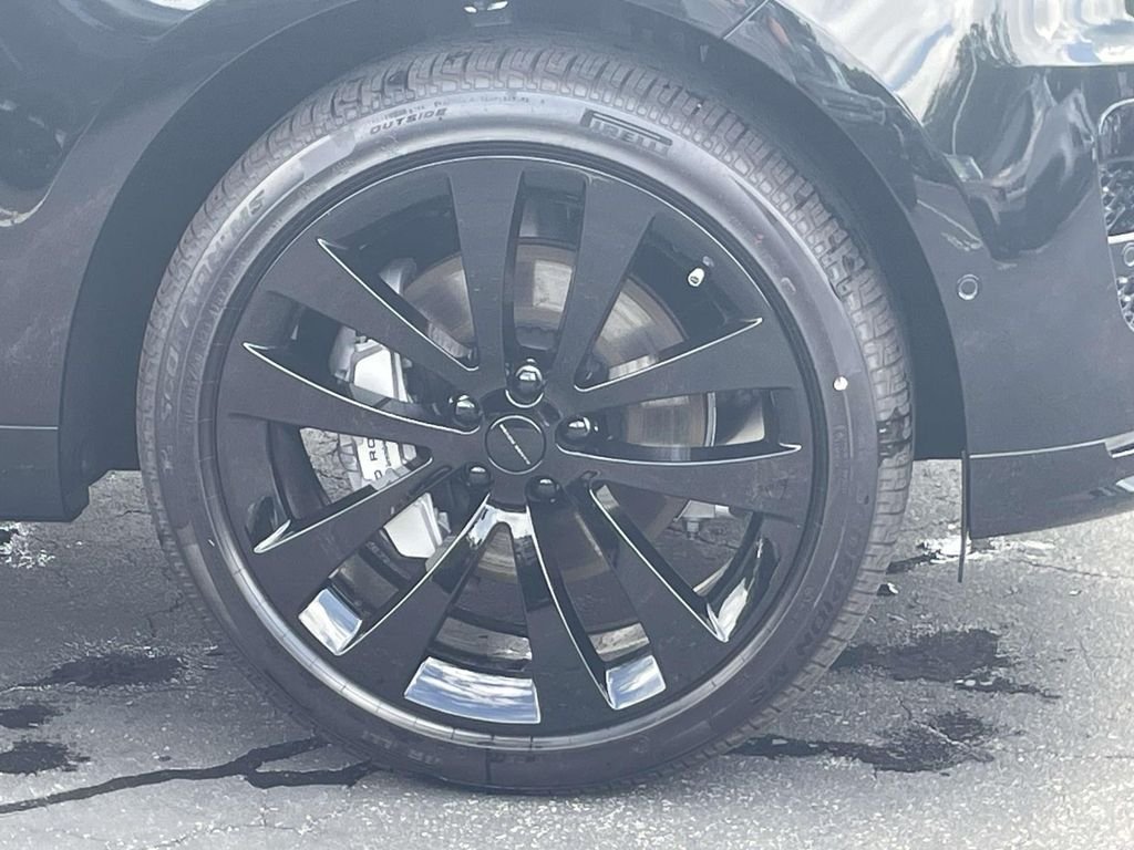 New 2026 Santorini Black Land Rover Dynamic SE image 5