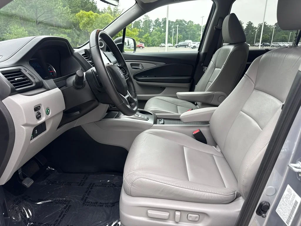 Certified Used 2022 Lunar Silver Metallic Honda AWD SE image 13
