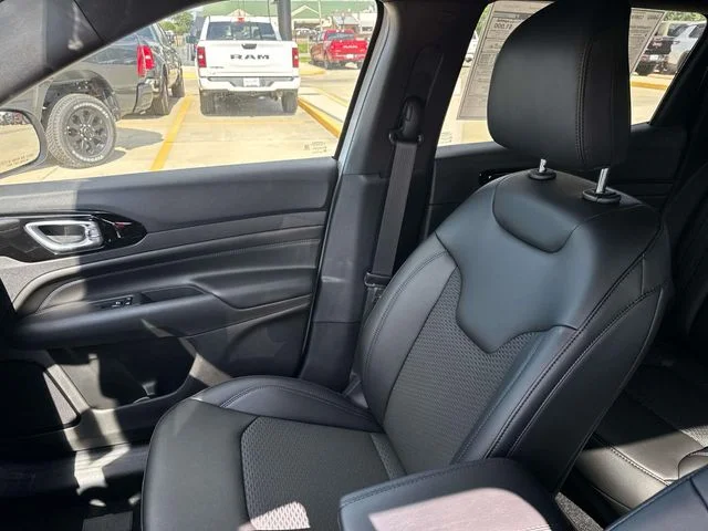 New 2026 White Jeep Latitude image 17