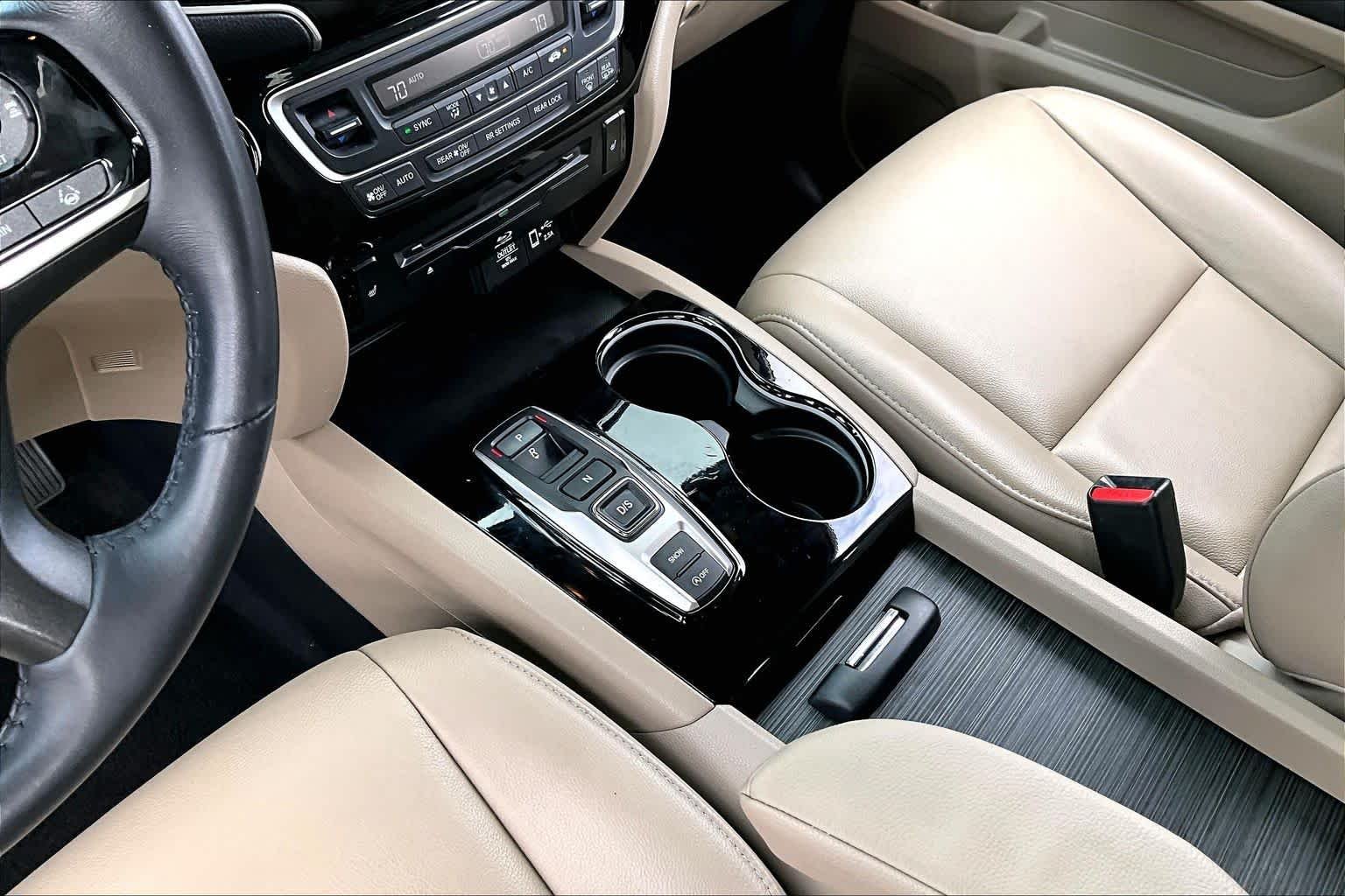 Used 2022 Platinum White Pearl Honda Touring 8-Passenger image 17