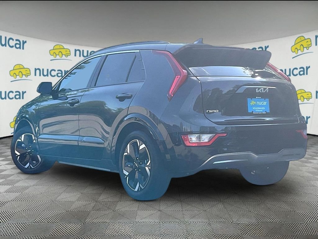 Used 2023 Gray Kia Wind image 4