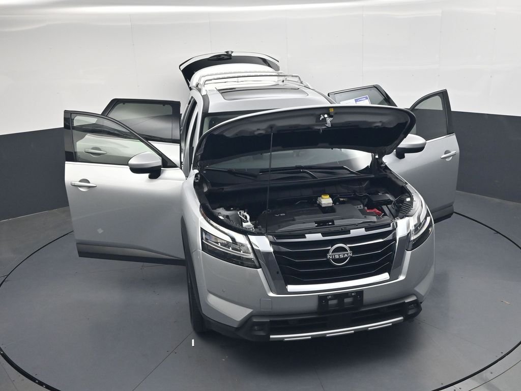 Used 2023 Silver Nissan SL image 39