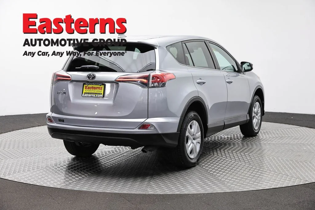 Used 2018 Silver Toyota LE image 5