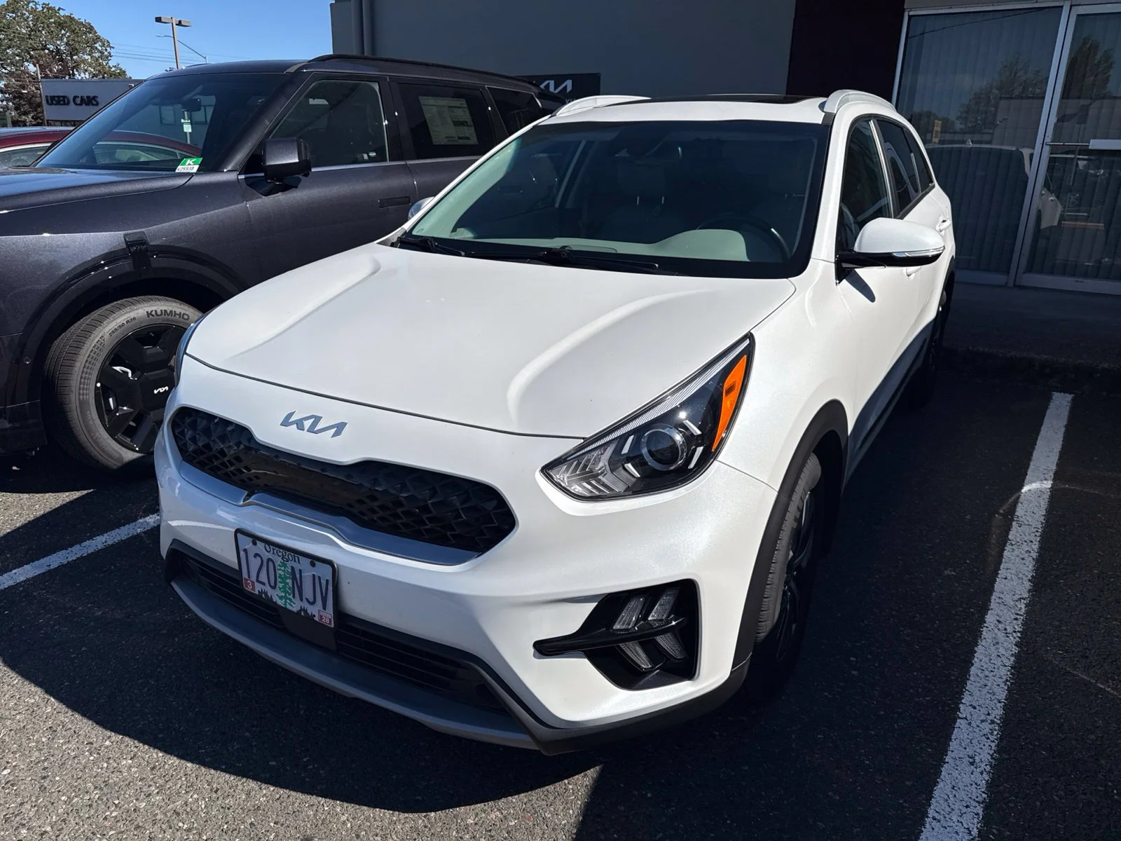 Used 2022 White Kia EX Premium image 1
