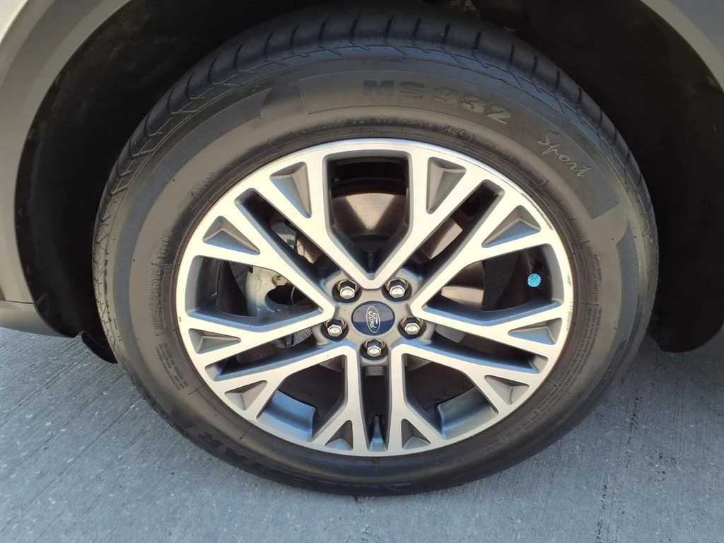Used 2022 Silver Ford SEL image 9