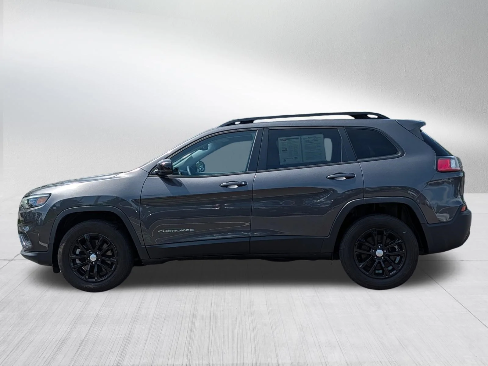 Used 2022 Granite Crystal Metallic Clearcoat Jeep Latitude Lux image 4
