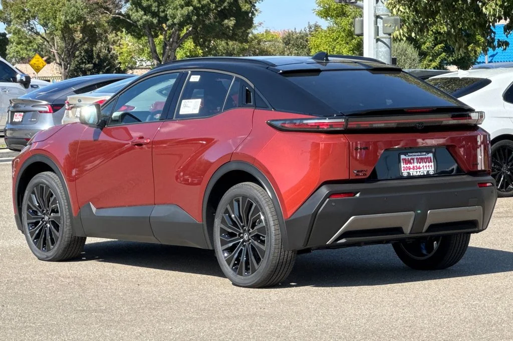 New 2026 Tandoori with Midnight Black Metallic roof <sup>1</sup> Toyota  XSE image 8