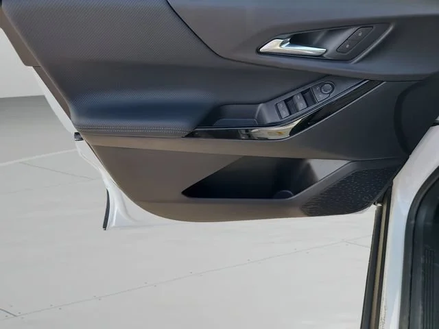 New 2027 Summit White Chevrolet LT image 19