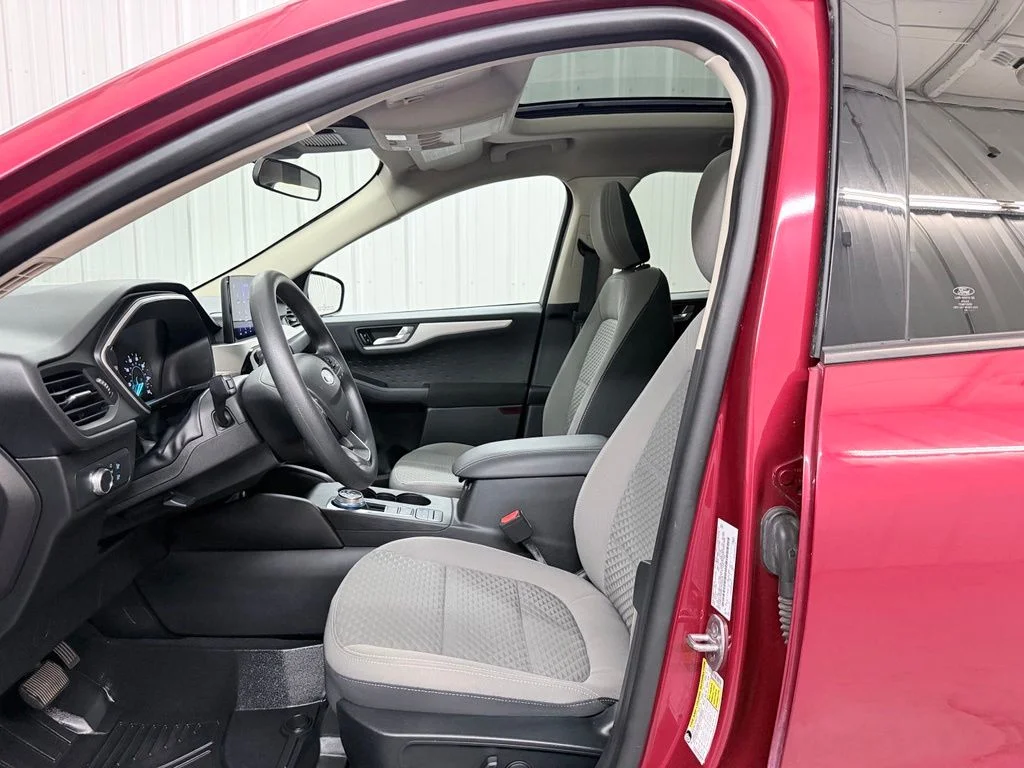 Used 2020 Red Ford SE image 10