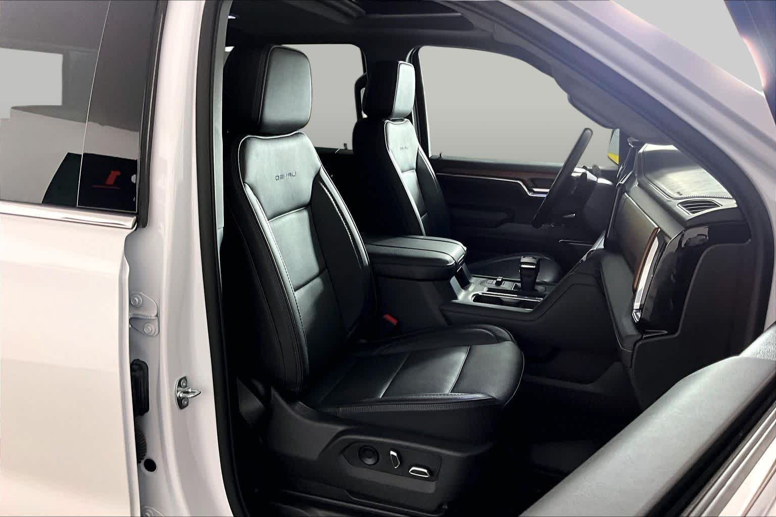 Used 2023 White Frost Tricoat GMC Denali image 9