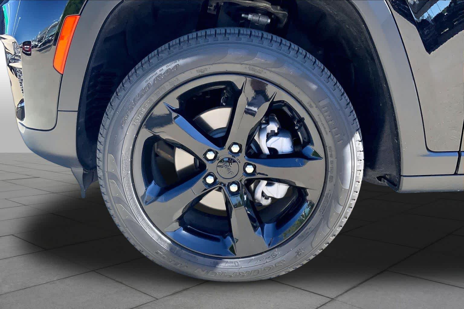 Used 2024 Diamond Black Crystal Pearlcoat Jeep Limited image 10