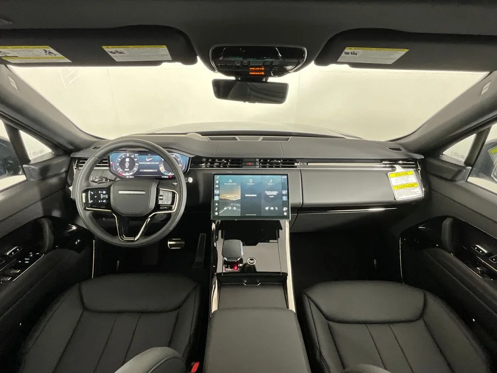 New 2026 Santorini Black Land Rover Dynamic SE image 4