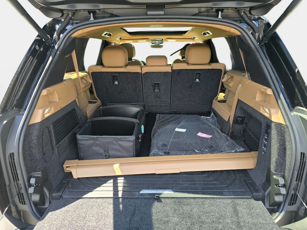New 2026 Santorini Black LAND ROVER SE LWB 7-Seats / V8 image 12