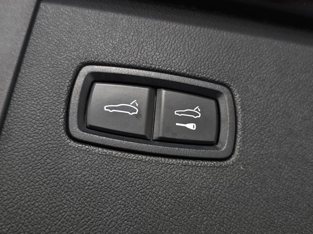 Certified Used 2023  Porsche Base image 32