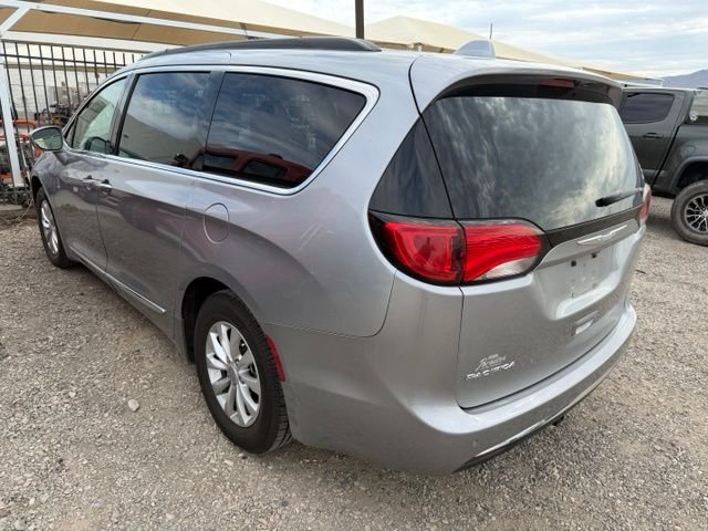 Used 2017 Silver Chrysler Touring L image 4