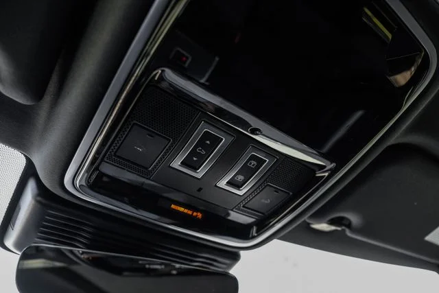 Used 2025  Land Rover Dynamic SE image 29