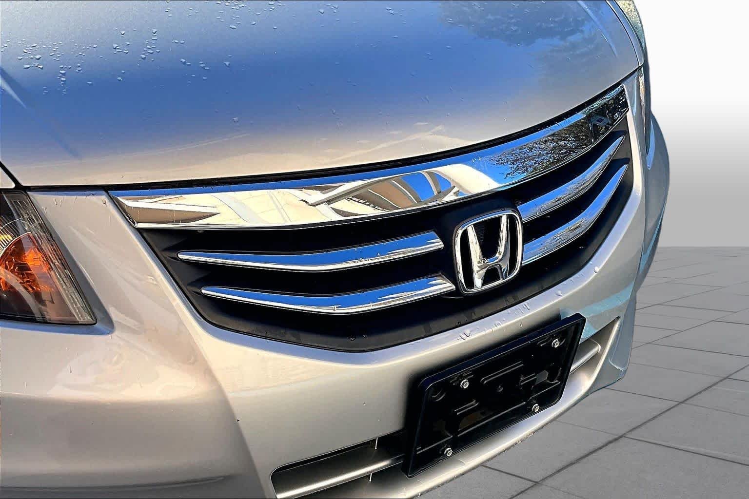 Used 2012 Alabaster Silver Metallic Honda SE image 28