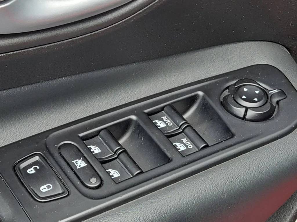Used 2023 Red Jeep Latitude image 27