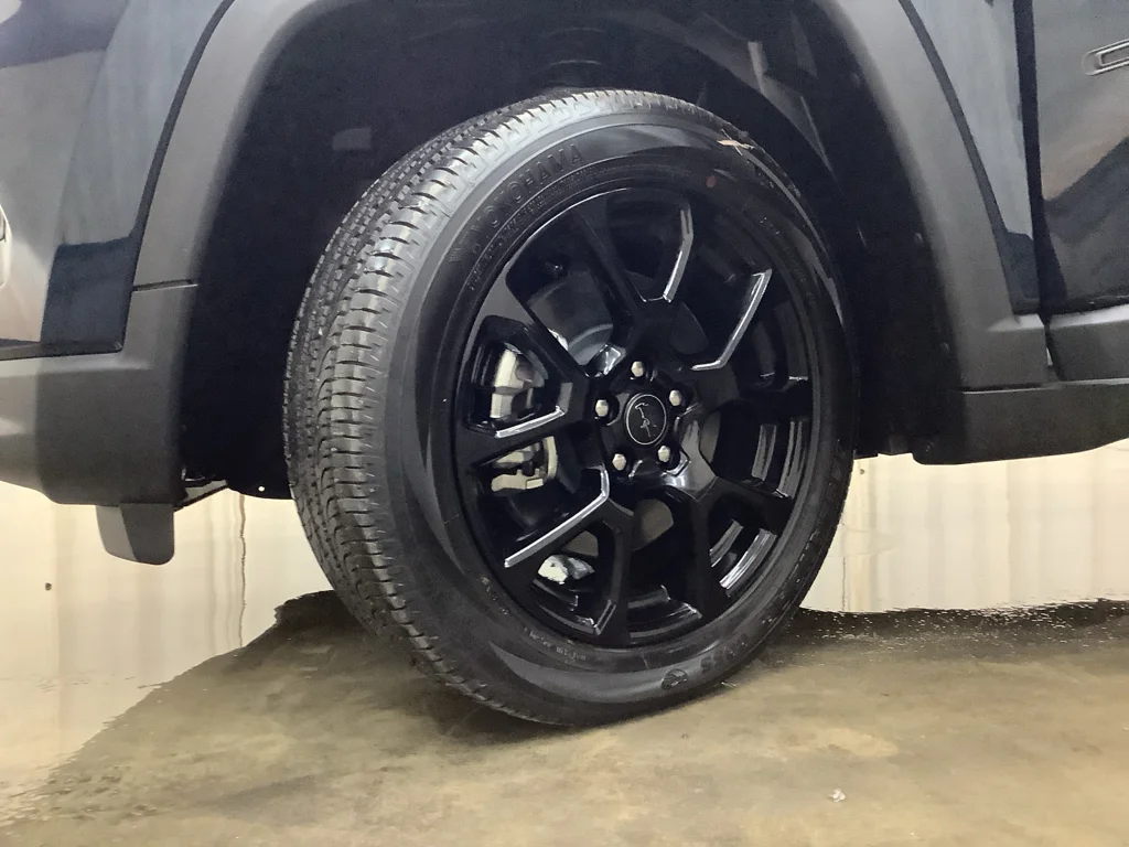 New 2026 Fathom Blue Pearl-Coat Exterior Paint Jeep Latitude image 24