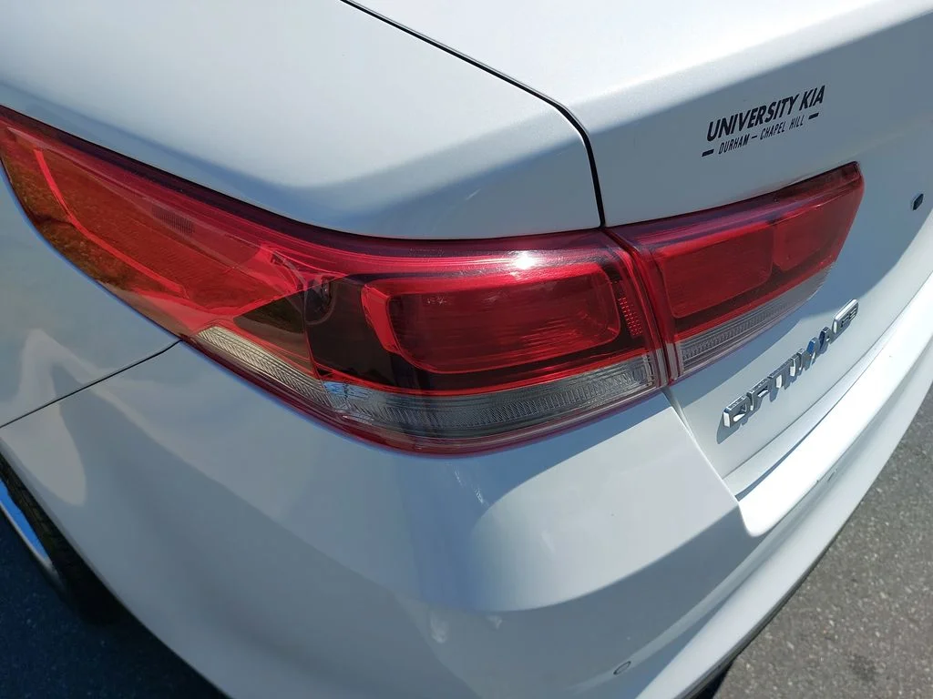 Used 2018 White Kia LX image 32