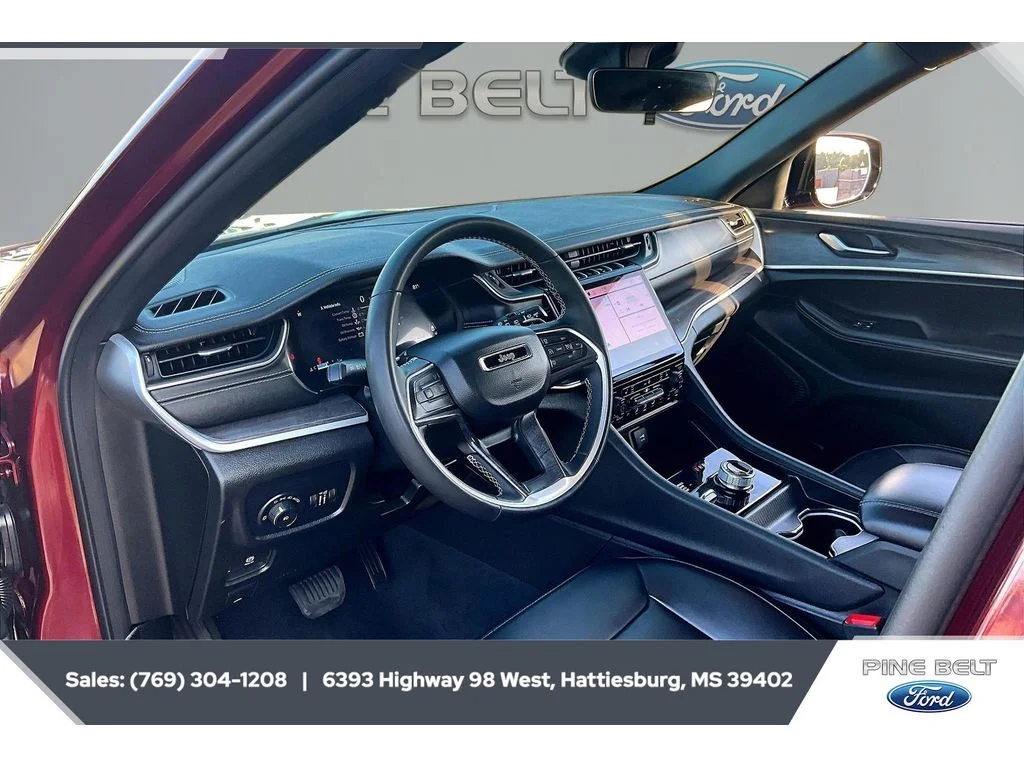 Used 2025 Velvet Red Pearlcoat Jeep Limited image 13