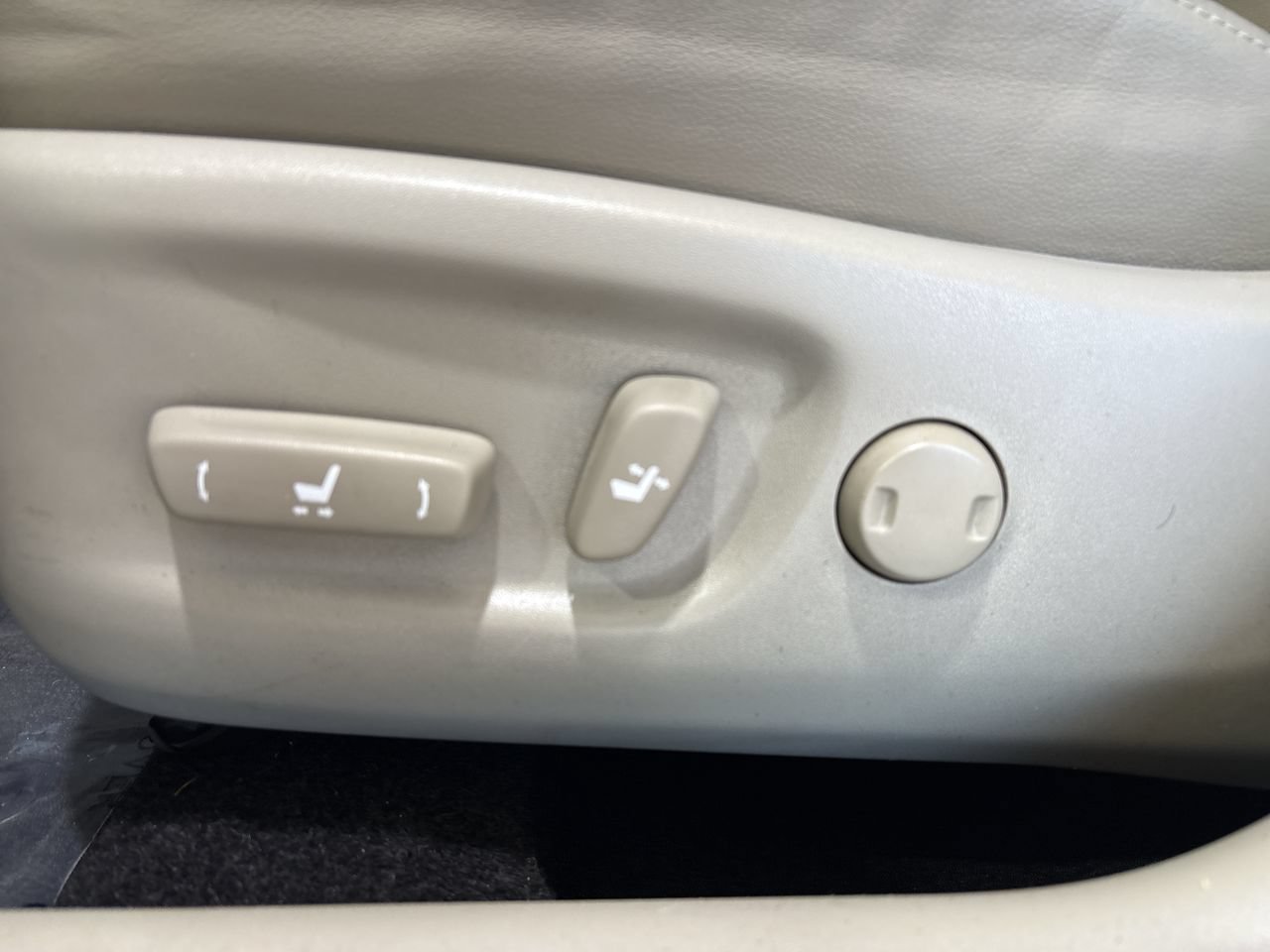 Used 2015 Pearl Toyota Four image 12