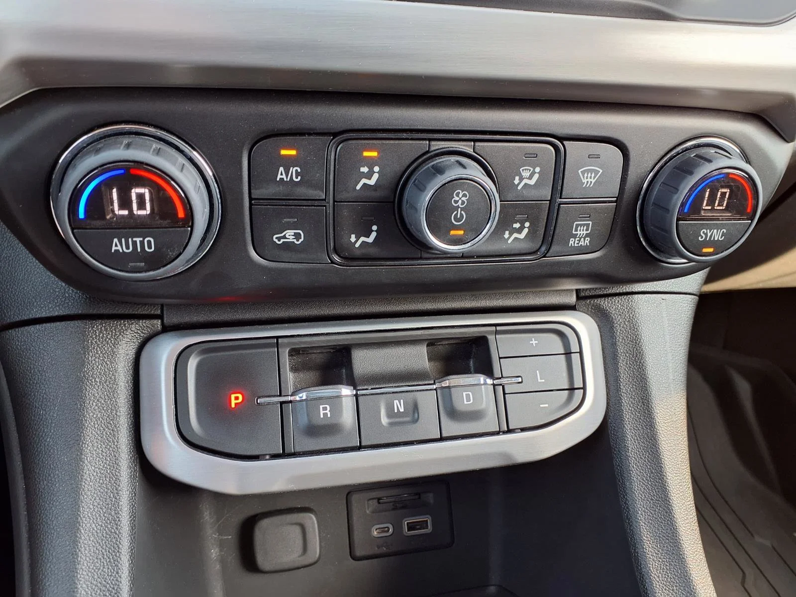 2023 GMC Acadia SLT - Photo 10