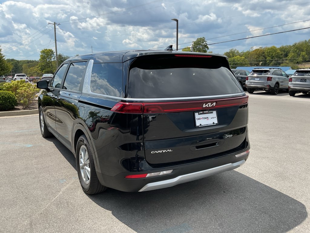 2024 Kia Carnival LX photo 4