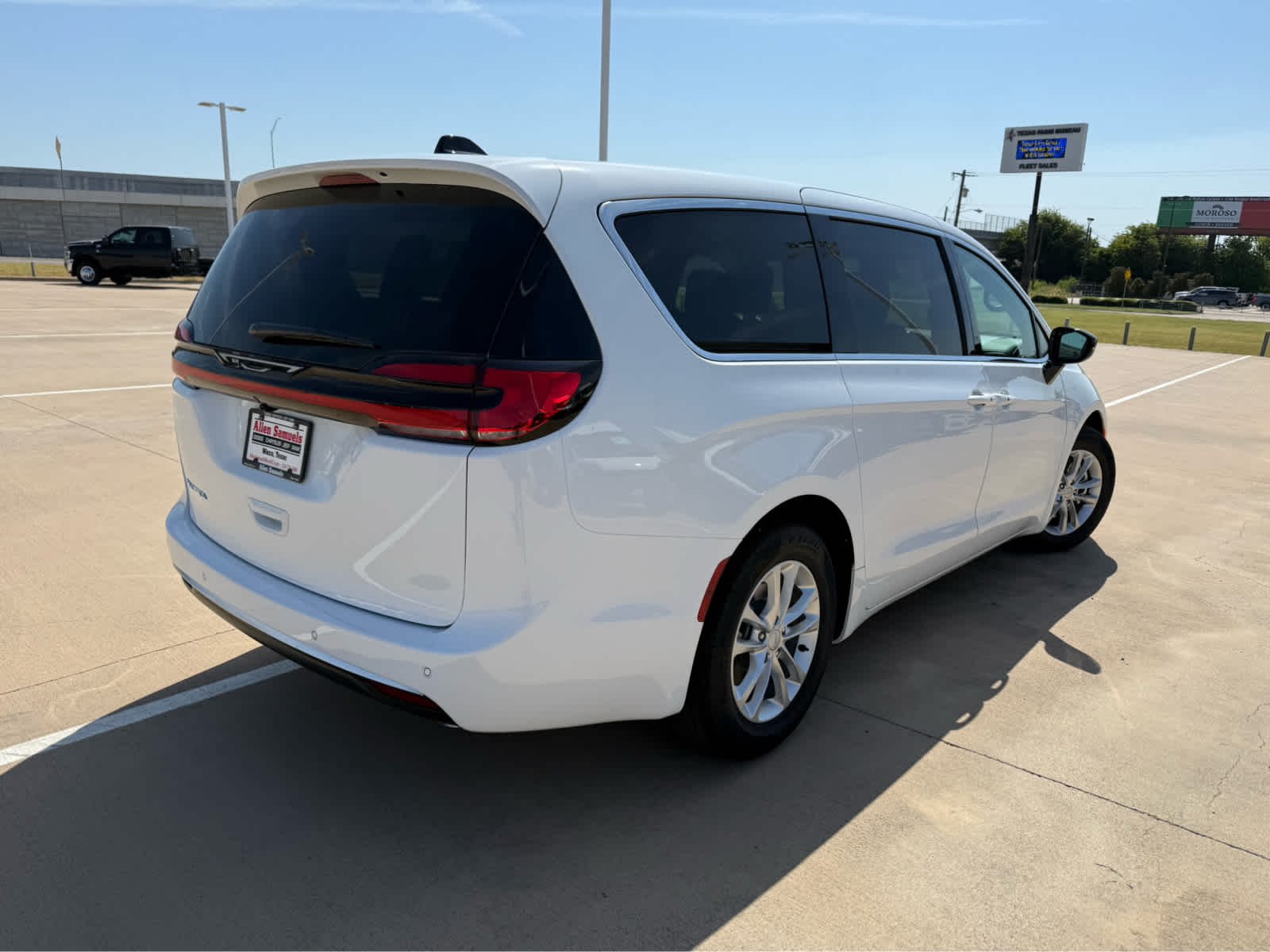New 2027 Bright White Clearcoat Chrysler Select image 6