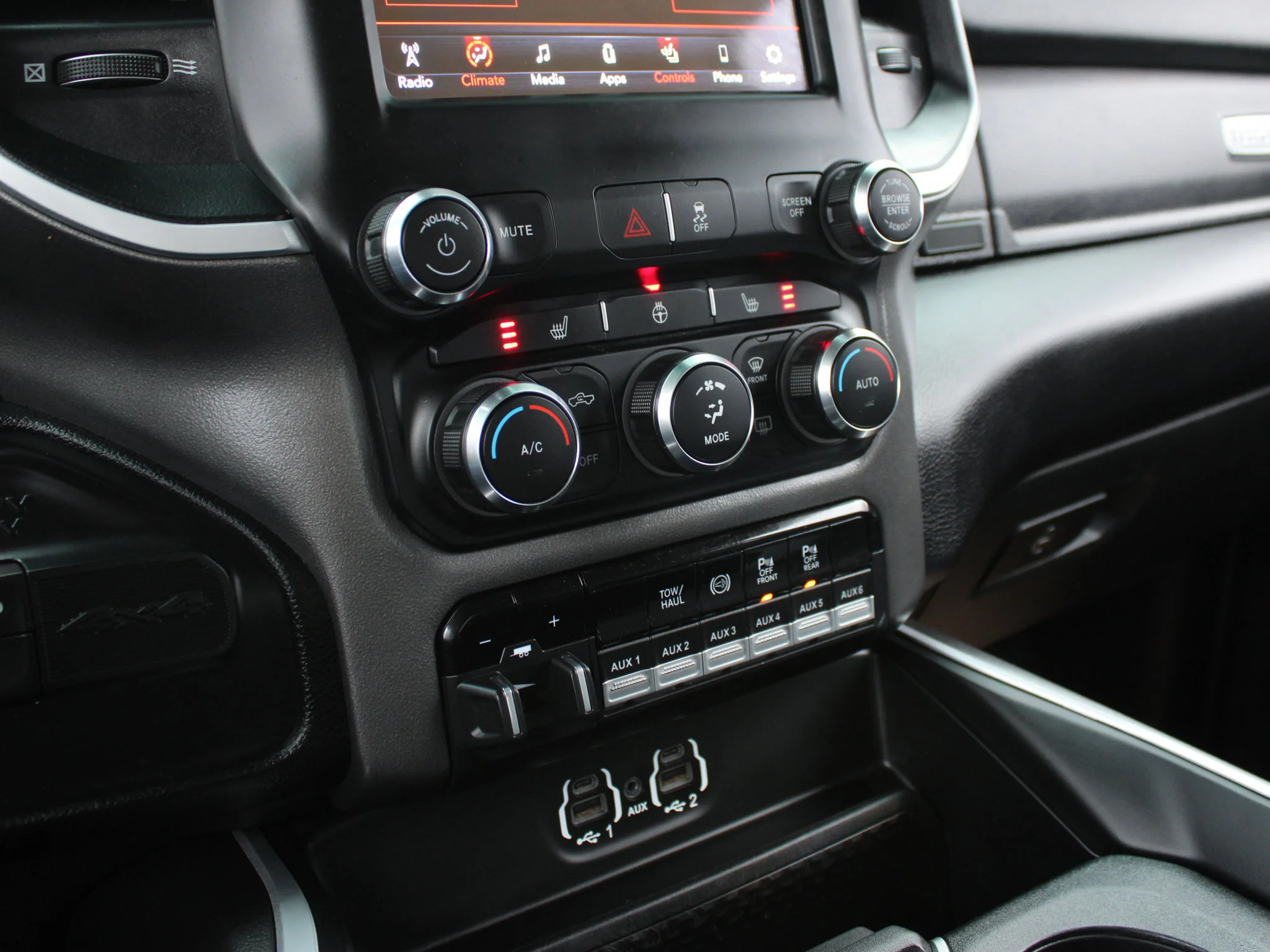 Used 2020 Blue RAM Big Horn *5th Wheel & Gooseneck | Apple CarPlay | Alpine | Cummins | Heated Seats image 25