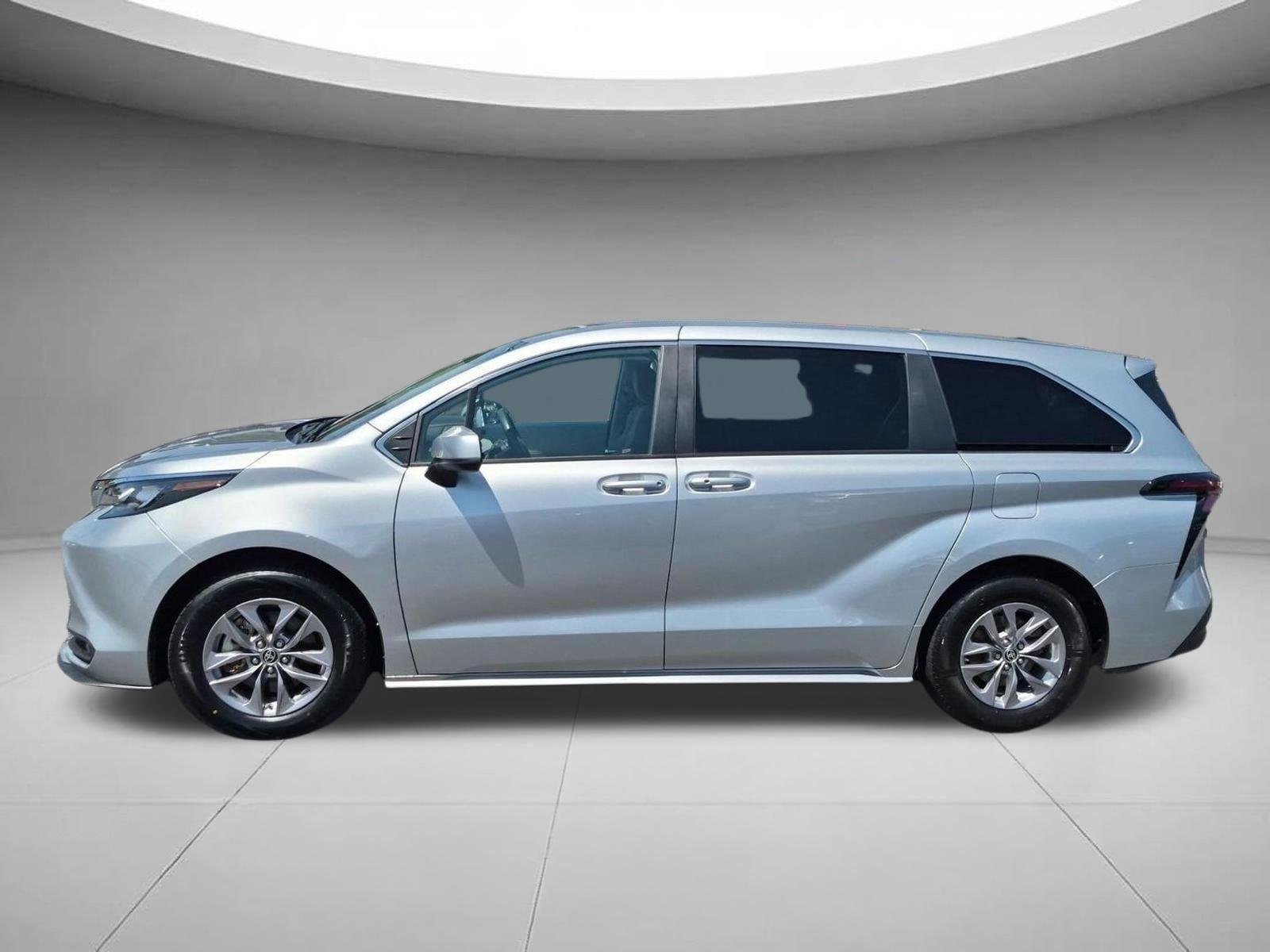 Used 2024  Toyota LE image 2