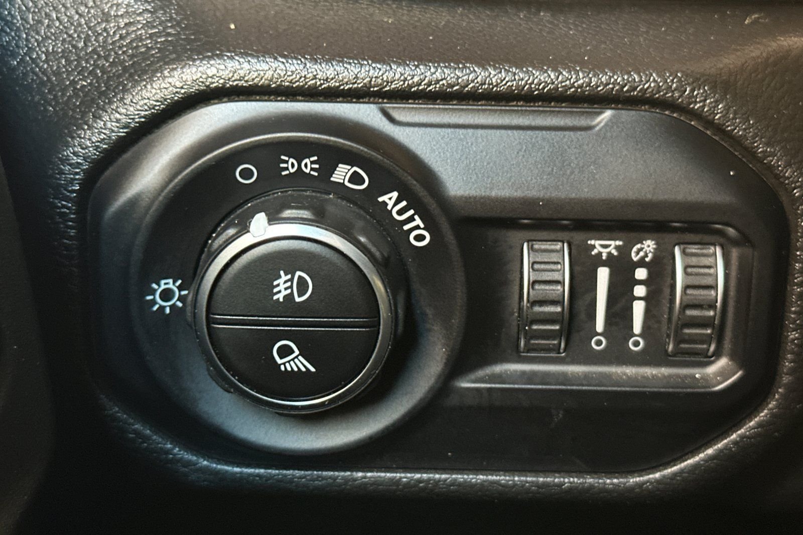 Used 2022 Gray Jeep Mojave image 37