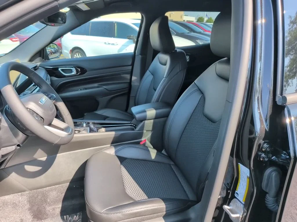 New 2026 Diamond Black Jeep Latitude image 17