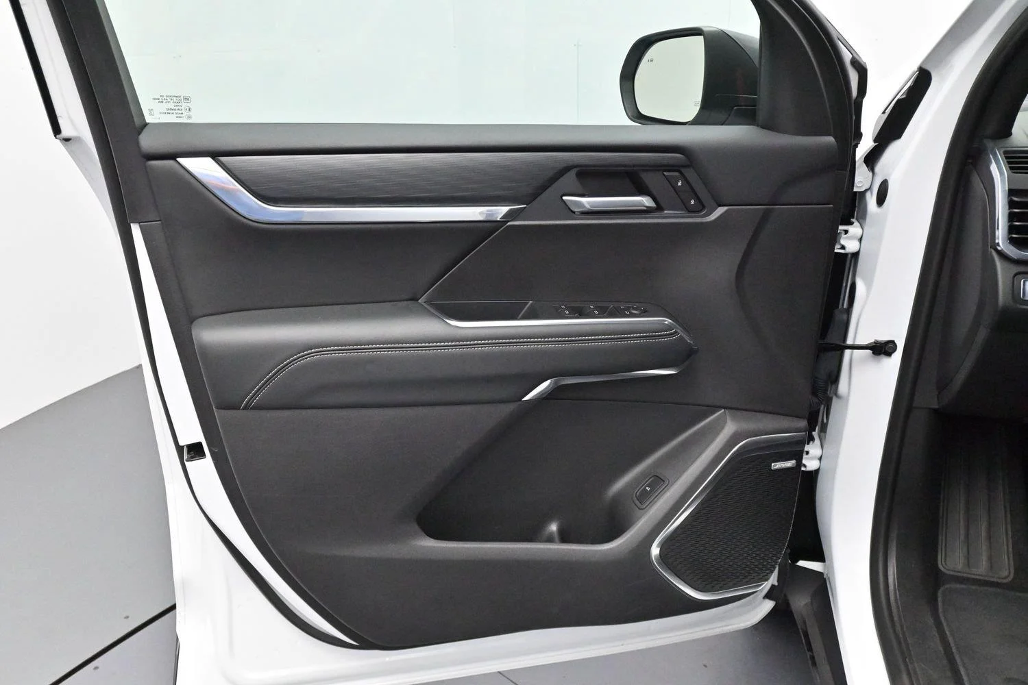 Used 2026 Summit White GMC Elevation image 11