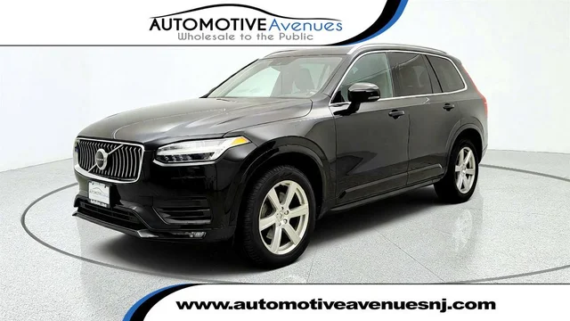 2022 Volvo XC90 T5 AWD Momentum 7P w/ Climate Package