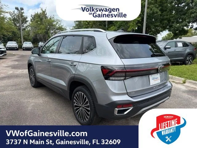 Certified Used 2025 Pyrite Silver Metallic Volkswagen SE image 4