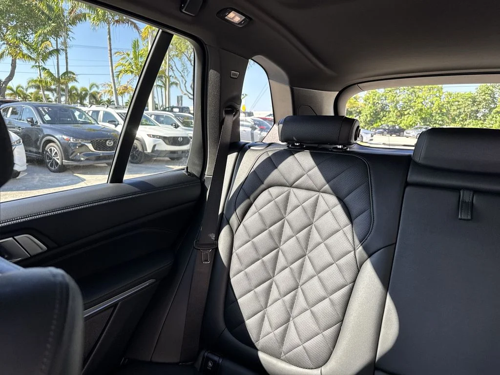 Used 2024 Blue BMW xDrive40i image 17