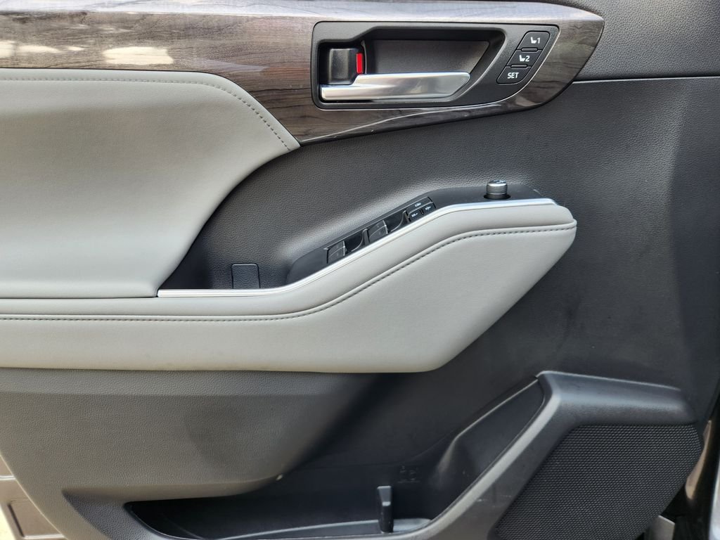 Used 2022 Magnetic Gray Metallic Toyota Platinum image 21