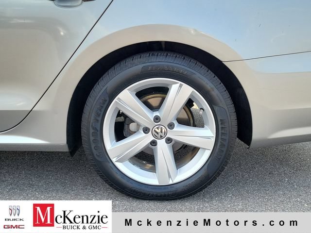 Used 2013 Silver Volkswagen SE image 30