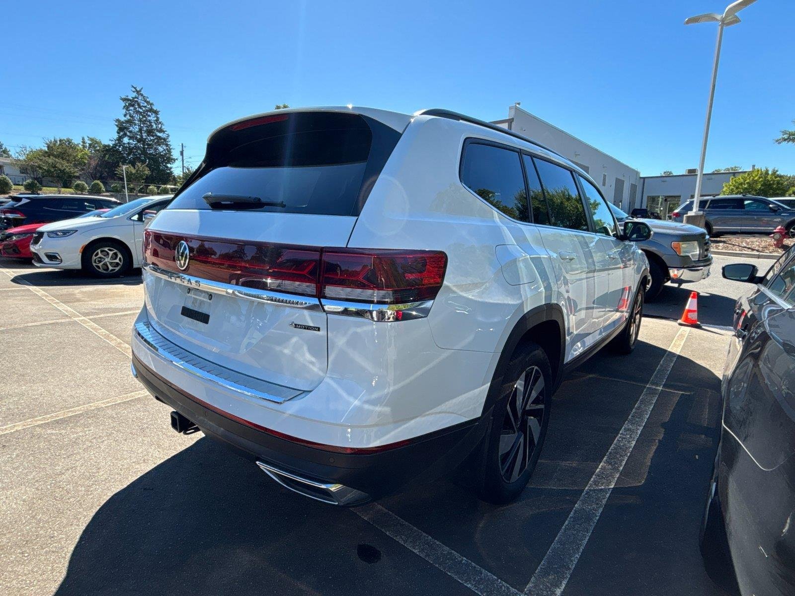 Used 2024 Pure White Volkswagen 2.0T SE w/Technology image 5