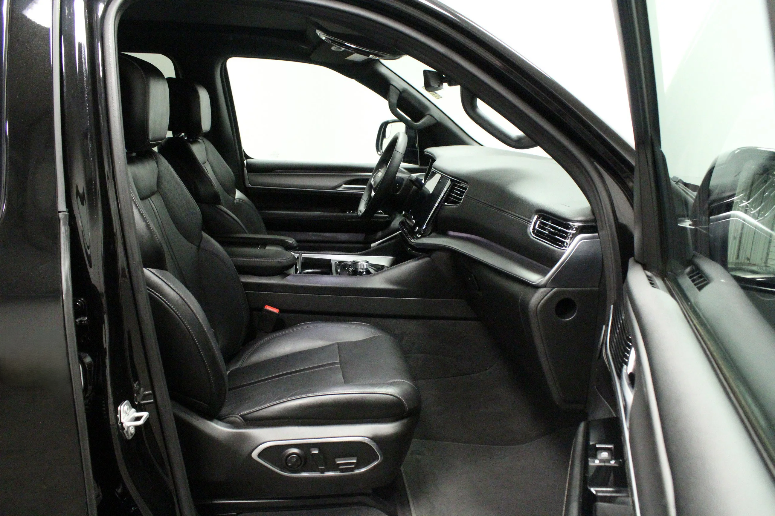 Used 2024 Diamond Black Crystal Pearlcoat Jeep Series II image 17