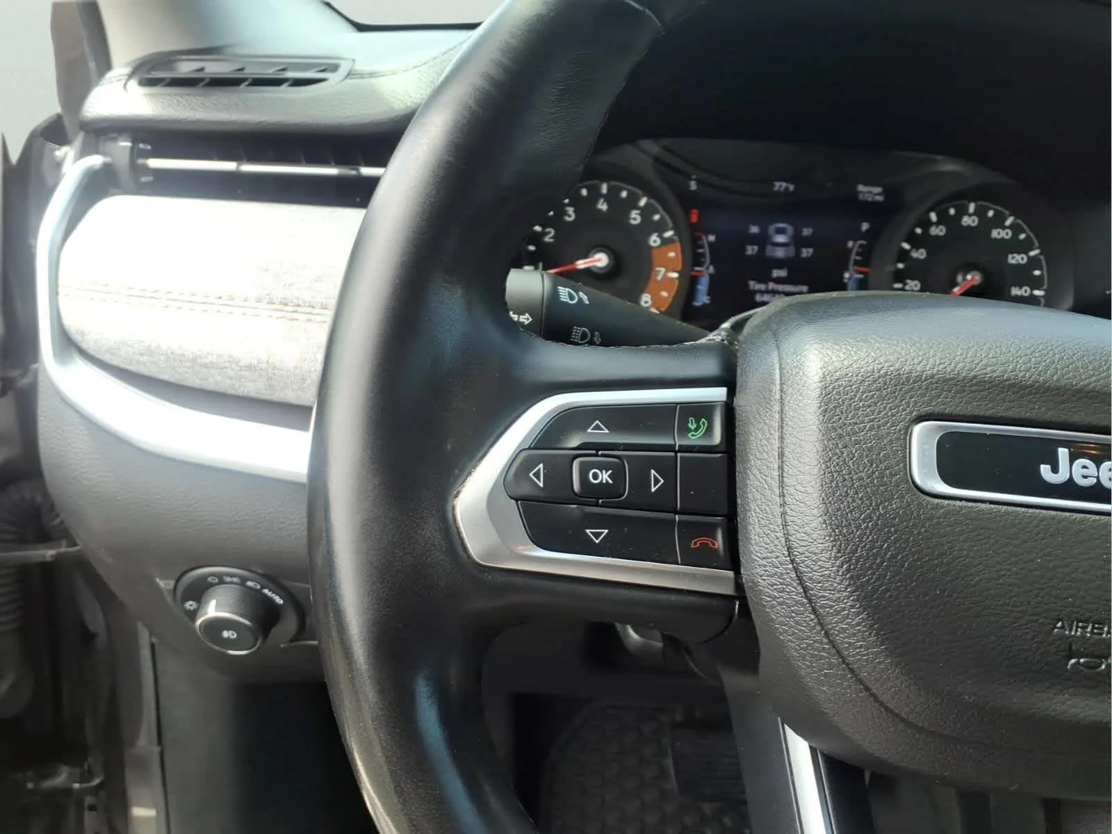 Used 2022 Granite Crystal Metallic Clearcoat Jeep Latitude Lux image 26